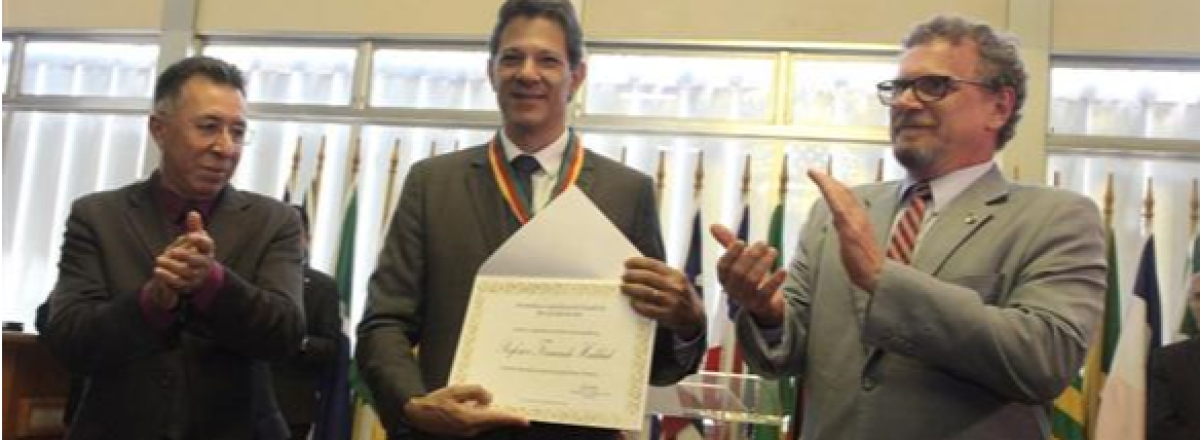 Ex-ministro da Educação Fernando Haddad recebe Medalha do Mérito Farroupilha