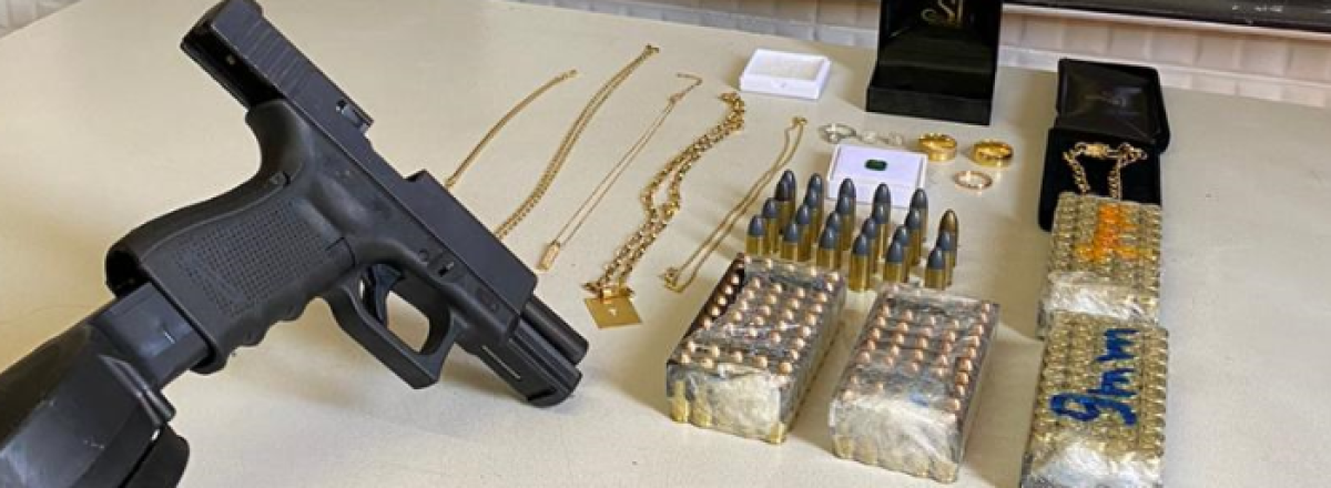 Jovem é presa com pistola 9 milímetros e 223 munições em Santa Maria