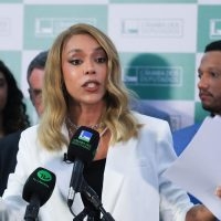 Deputada Erika Hilton processa Ratinho por discurso transfóbico