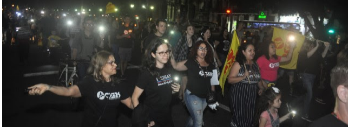Professores realizam passeata luminosa contra o pacote de Leite em Santa Maria