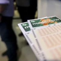 Mega-Sena acumula e vai sortear R$ 100 milhões no sábado (25)
