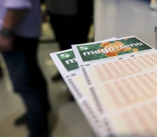 Mega-Sena acumula e vai sortear R$ 100 milhões no sábado (25)