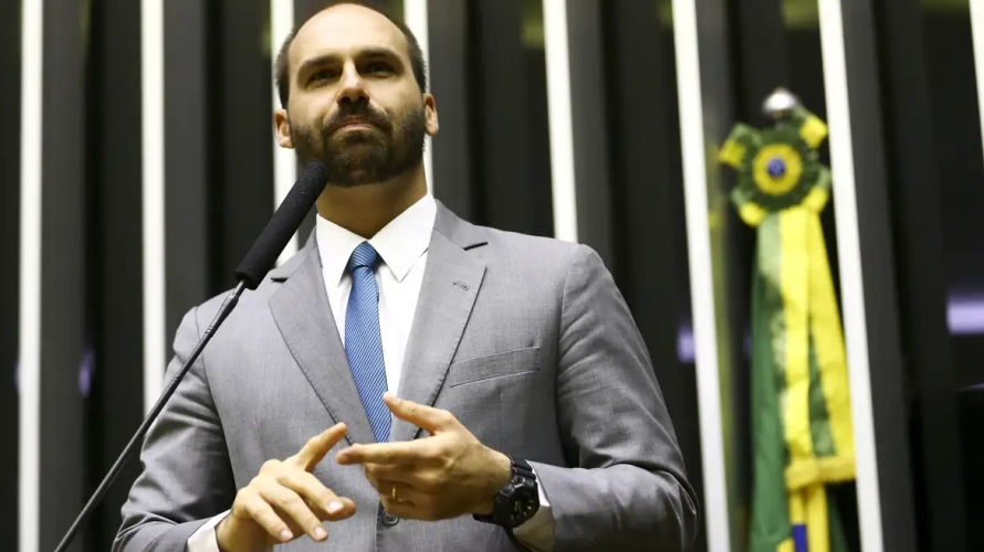 Eduardo Bolsonaro diz que não vai renunciar ao mandato de deputado