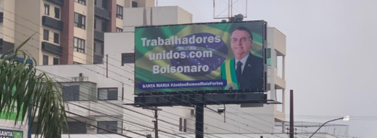 Outdoors em apoio ao presidente Jair Bolsonaro são instalados em Santa Maria