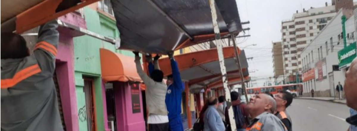 Coberturas danificadas em parada de ônibus na Rua Pinheiro Machado são trocadas
