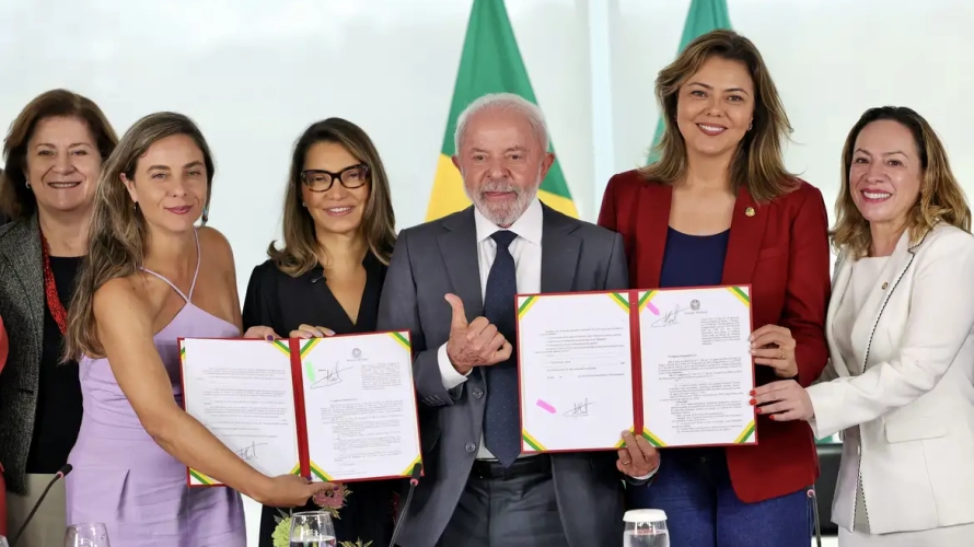 Lula sanciona leis para fortalecer combate à violência contra mulheres