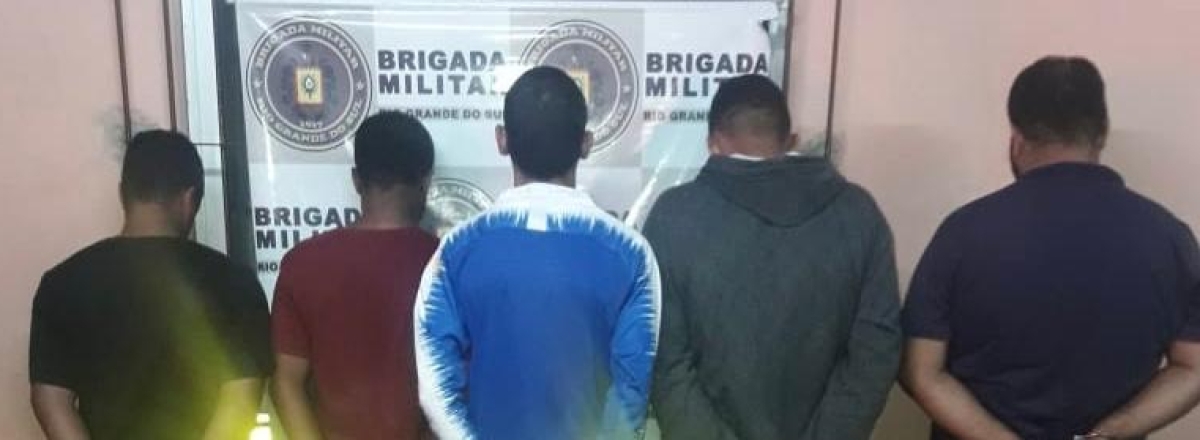 Brigada prende quinteto com carros roubados e arma de fogo em Santa Maria