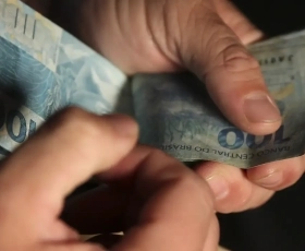 Caixa e BB liberam abono salarial para nascidos em março e abril