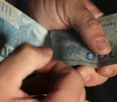 Caixa e BB liberam abono salarial para nascidos em março e abril