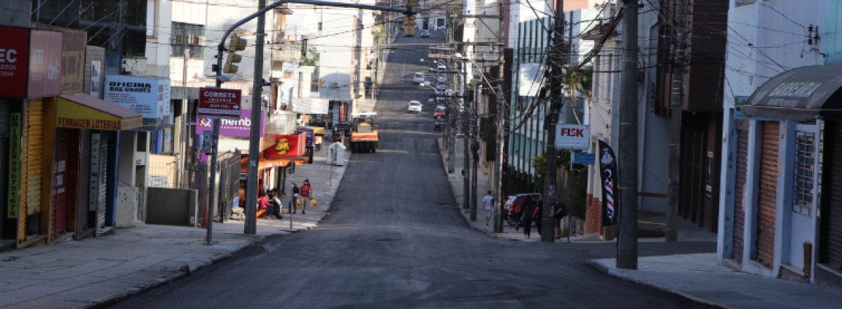 Após meses de obras, ruas Riachuelo e Ângelo Uglione ganham asfalto novo