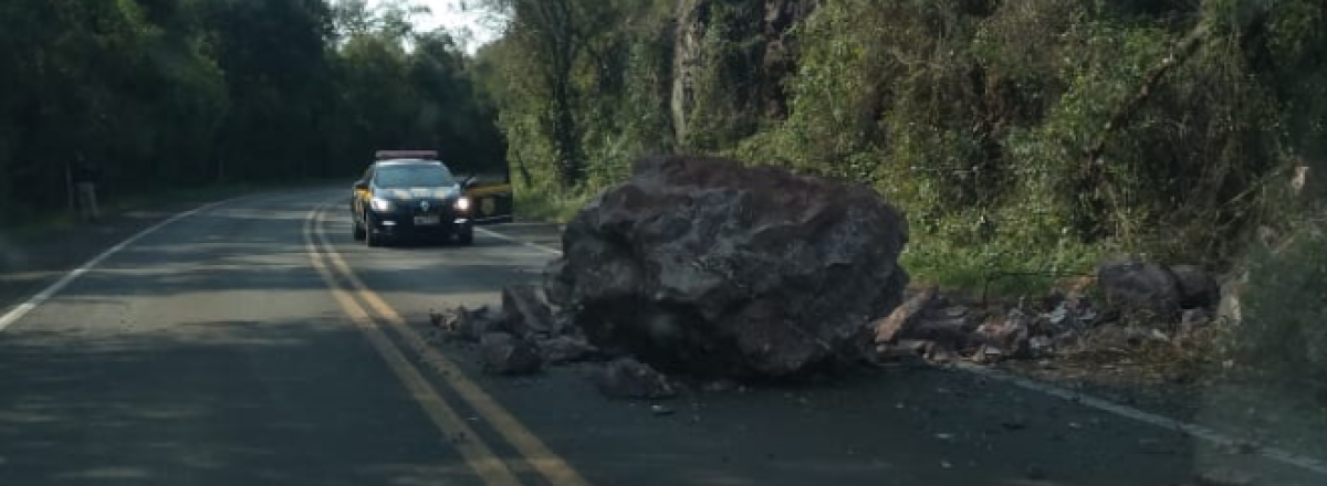 Queda de pedra deixa trecho da BR-287 em meia-pista em Santiago