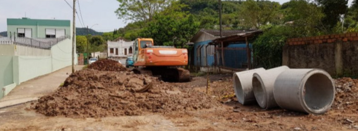 Prefeitura já está trabalhando na cratera que se abriu na Rua Oscar Henrique Zappe