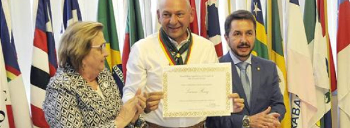 Empresário Luciano Hang ganha medalha do Mérito Farroupilha na Assembleia Legislativa