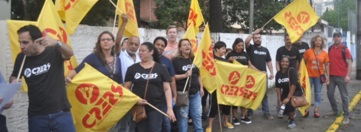 Professores da rede estadual realizam manifestação na 8ª CRE